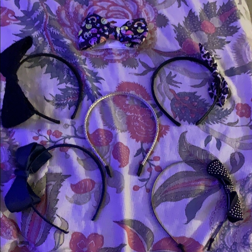 5 gorgeous headbands and a gorgeous emojis bow.